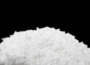 siyah arka plan üzerine izole beyaz kar