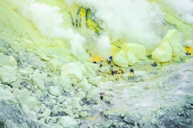 Kawah Ijen'de, Endonezya işçilerin kükürt Ijen'de volkan, Endonezya Ijen'de kraterinde üzerinden üretmek..