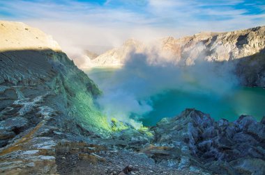 Kawah Ijen'de, asit göl ve kükürt madeni krater Ijen'de yanardağ, Endonezya.