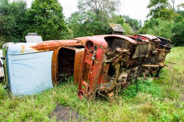 Hurda araba Zhiguli ormandaki dışarı eski rusted 