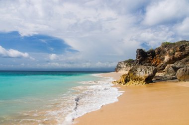 Güzel Dreamland Plajı Bali, temiz kum ve kaya. 