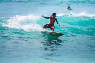Sörfçü dalgaları sürmek. Dreamland Plajı. Bali