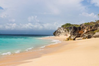 Güzel Dreamland Plajı Bali, temiz kum ve kaya. 
