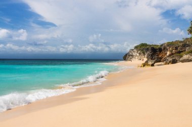 Güzel Dreamland Plajı Bali, temiz kum ve kaya. 
