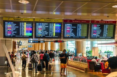 Singapur - 08 Ekim, 2013:Singapore'nın changi Havaalanı ternimal 2 ekran uçakların uçuş bilgi gösterir. 