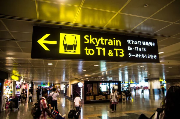 Сингапур Окт 2013 Навигационные Знаки Skytrain Терминале Международного Аэропорта Чанги — стоковое фото