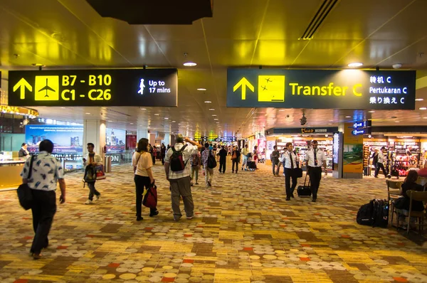 Сингапур Окт 2013 Путешественники Входят Иммиграционный Контроль Международном Аэропорту Чанги — стоковое фото