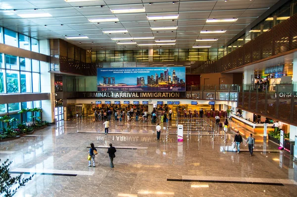 Сингапур Окт 2013 Путешественники Входят Иммиграционный Контроль Международном Аэропорту Чанги — стоковое фото