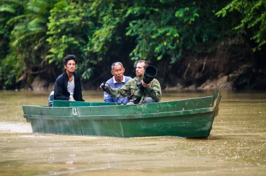 05 Ekim 2013 Sabah. Borneo. Malezya. Bir fotoğrafçı ile uzun bir lens Kinabatangan Nehri boyunca tekne ile yolculuk