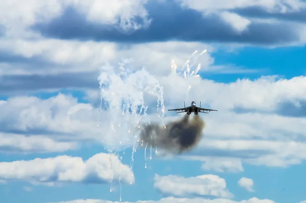 Mig Ataque Aéreo Lança Fogos Artifício Com Armadilhas Térmicas Durante — Fotografia de Stock