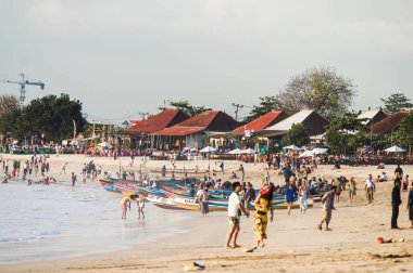 18 Kasım 2012. Bali. Jimbaran Beach. Turistler kalabalık sahilde yürümek