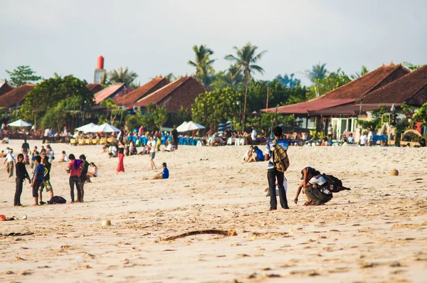 Listopadu 2012 Bali Jimbaran Beach Turisté Pěšky Podél Přeplněné Pláži — Stock fotografie