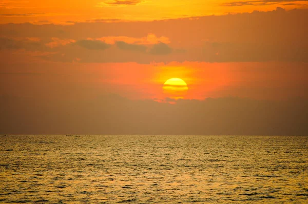 Nublado Naranja Puesta Sol Sobre Mar Sol Naranja Está Parcialmente — Foto de Stock