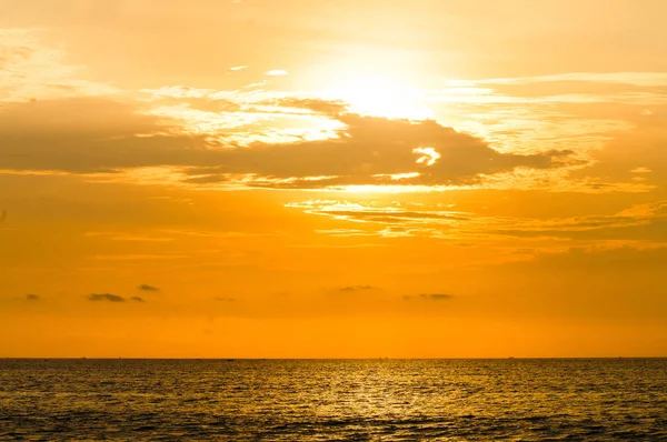 Pôr Sol Laranja Nublado Sobre Mar — Fotografia de Stock