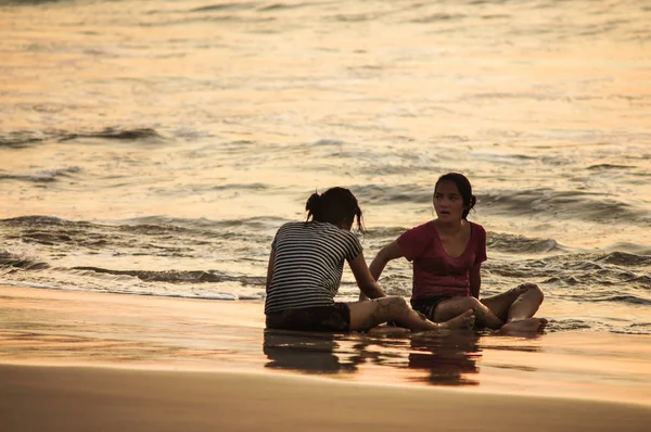 November 2012 Bali Jimbaran Beach Two Indonesian Girls Splashing Shore — Stock Photo, Image