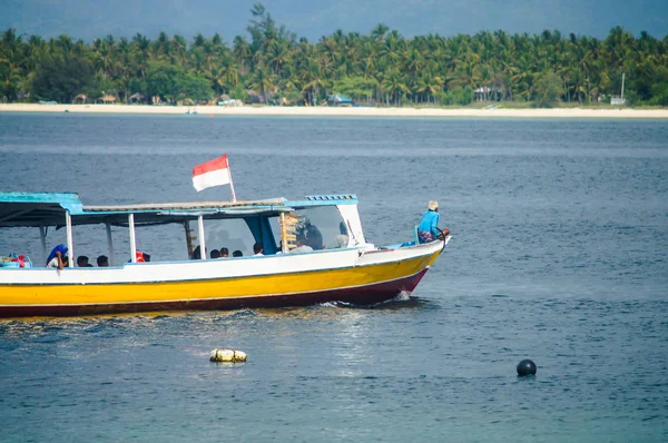 Boot Befördert Passagiere Auf Dem Seeweg Hintergrund Einer Tropischen Insel — Stockfoto