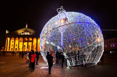 Yeni yıl ışık kurulumu Minsk'te Ekim meydanında yüklenir. Belarus