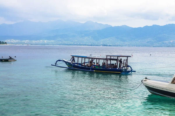 Imbarcazione Motore Con Sommozzatori Vela Dalla Spiaggia Gili Meno Indonesia — Foto Stock