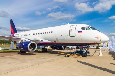 ZHUKOVSKIY, Rusya - 28 Ağustos 2015: Sukhoi Superjet 100 VIP konfigürasyonunu Ra-89053 Rusjet fuar standı