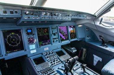 ZHUKOVSKIY, Rusya - 28 Ağustos 2015: Sukhoi Superjet 100 Ra-89034 Yamal havayolu kokpit görünümü