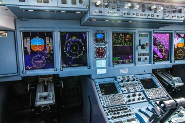 ZHUKOVSKIY, Rusya - 28 Ağustos 2015: Sukhoi Superjet 100 Ra-89034 Yamal havayolu kokpit görünümü