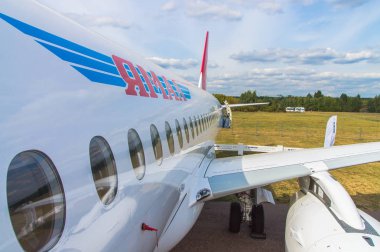 ZHUKOVSKIY, Rusya - 28 Ağustos 2015: Sukhoi Superjet 100 Ra-89034 Yamal hava yolları fuar standı. Görünüm kanat