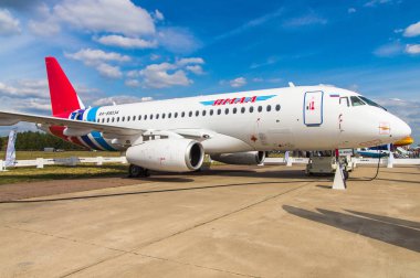 ZHUKOVSKIY, Rusya - 28 Ağustos 2015: Sukhoi Superjet 100 Ra-89034 Yamal hava yolları fuar standı