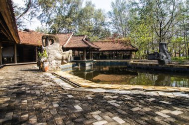 Terk edilmiş bir otel Gili Meno Adası Havuzu. Endonezya.