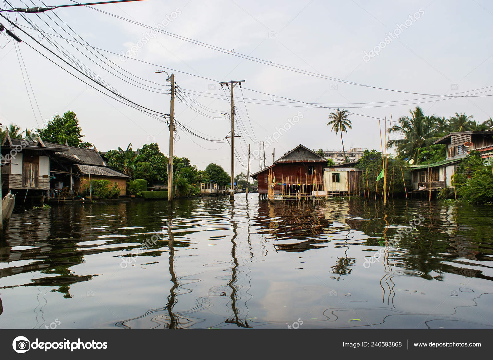 从曼谷运河klongs 的水面反射的高架上的泰国老房屋 图库照片 C Fisher Tut By 从曼谷运河klongs 的水面反射的高架上的泰国老房屋 图库照片 C Fisher Tut By