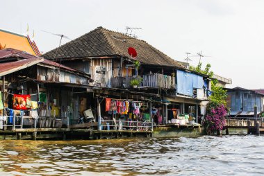 Evleri gecekondu Bangkok su kanalları, Tayland 