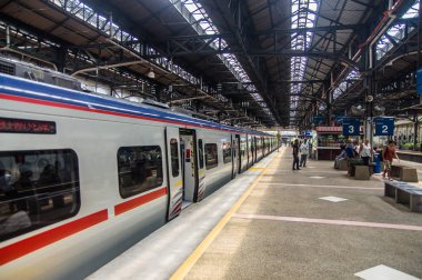 Kuala Lumpur. Malausia.27.10.2014. eski Kuala Lumpur tren istasyonu platformu Ktm sınıf 92 tren. Malezya. 