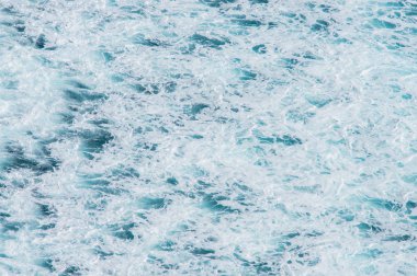 Okyanusun doku. Mavi-yeşil deniz suyu ile köpük doğal arka plan