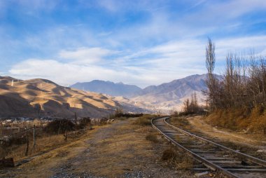 Tacikistan dağlar arasında eski terk edilmiş tren