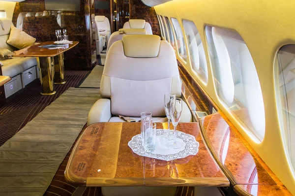 Interno in vera pelle di lusso in un moderno business jet. Lì. — Foto Stock
