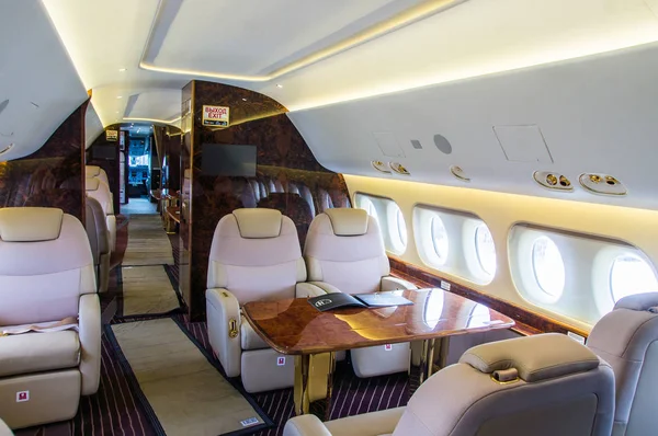 Interno di lusso in vera pelle nel moderno business jet — Foto Stock