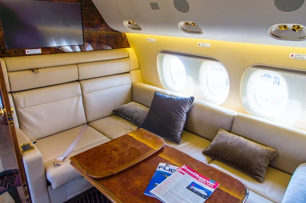 Interno di lusso in vera pelle nel business jet Superjet . — Foto Stock