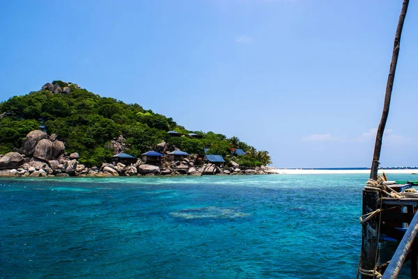 Petits bungalows cachés dans la jungle de l'île tropicale thaïlandaise — Photo