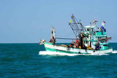 Denizin ortasında eski Tayland balıkçı teknesi yelken