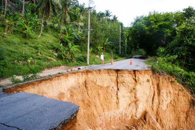 Washout: yağmur Flood kötü Tayland yol yıkanmış hasarlı