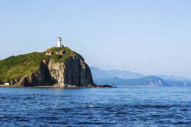Briner Burnu. Primorsky Krai. bir tepenin üstünde deniz feneri Rudny 