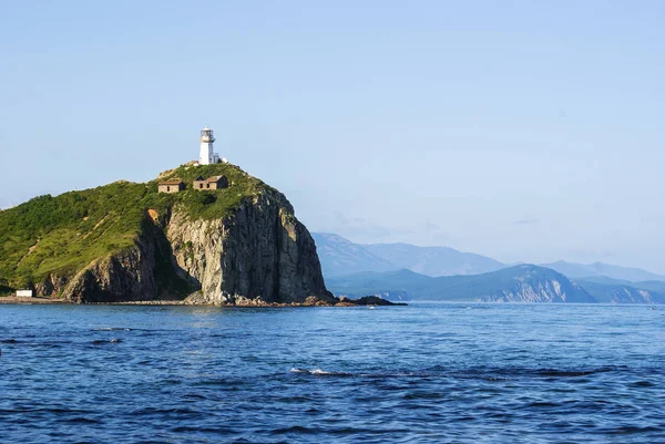 Kap Sole. Primorje Krai. Leuchtturm rudny auf einem Hügel — Stockfoto