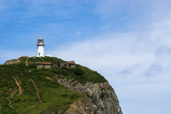 Cap Briner. Territoire de Primorsky. phare Rudny au sommet d'une colline — Photo