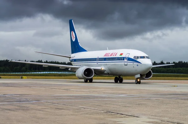 Minsk, Aeropuerto Nacional de Minsk, Belarús - 16 de julio de 2015: Boeing 7 — Foto de Stock