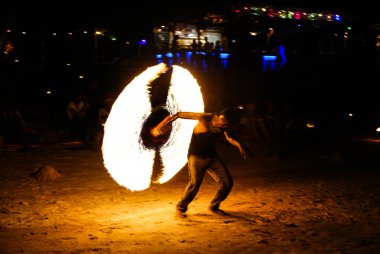 Tayland Koh Tao Adası'nda plajda Circle Fireshow