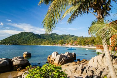 Koh Tao, Tayland'daki Sairee plajında kayalar ve dev taşlar