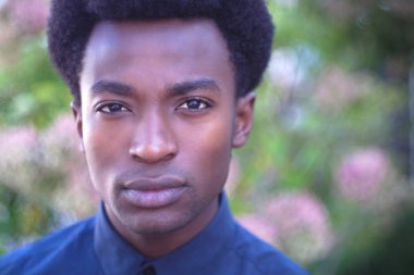 şüpheli ifade tahriş portre yakın çekim çatık genç adam