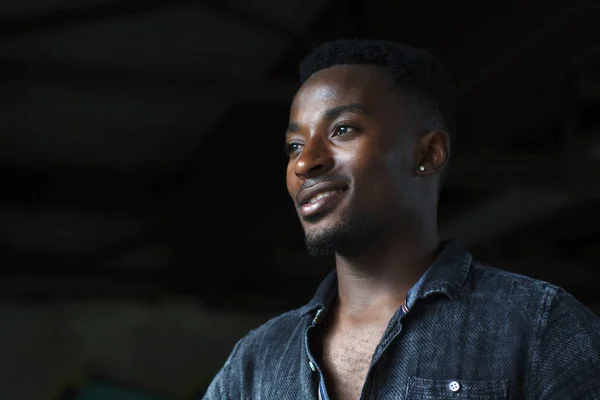 Joven Africano Hombre Con Pendiente Sonriente Perfil Oscuro Oscuro Iluminación —  Fotos de Stock