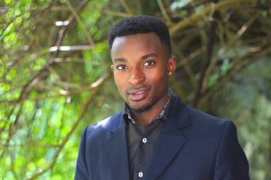 Genç adam yirmi yaş civarında portre gülümseyen