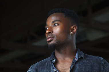 Afrika adam küpe karanlık aydınlatma portre 