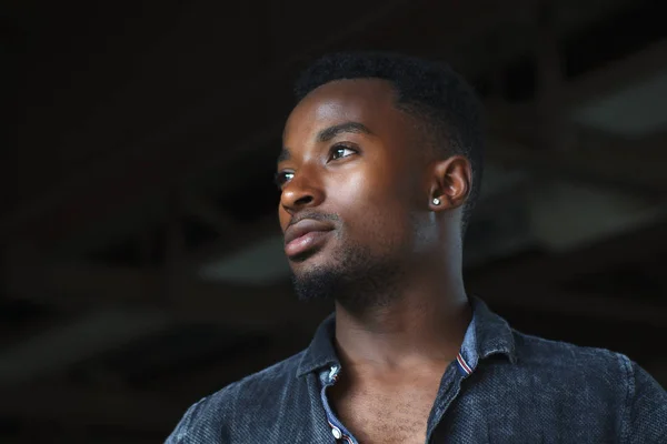 Afrika adam küpe karanlık aydınlatma portre 